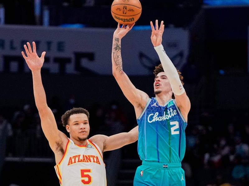 Young scores Hawks Hammer Cold Shooting Hornets